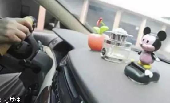 男士车里放什么香水好?广藿香让人清醒 男士车里放什么香水好?广藿香让人清醒