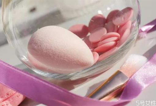 怎么挑选美妆蛋 美妆蛋气孔越大越好吗 怎么挑选美妆蛋 美妆蛋气孔越大越好吗