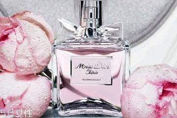 花香型香水适合什么年龄 宛在花丛中 花香型香水适合什么年龄 宛在花丛中