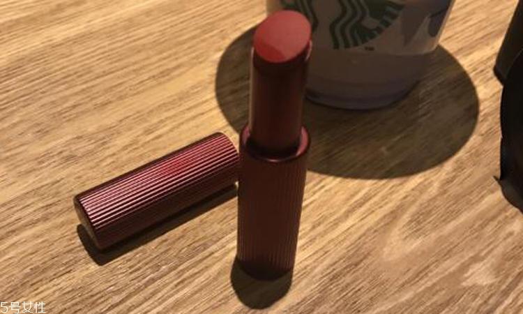 玛丽黛佳222是什么色 玛丽黛佳222和迪奥999对比 玛丽黛佳222是什么色 玛丽黛佳222和迪奥999对比