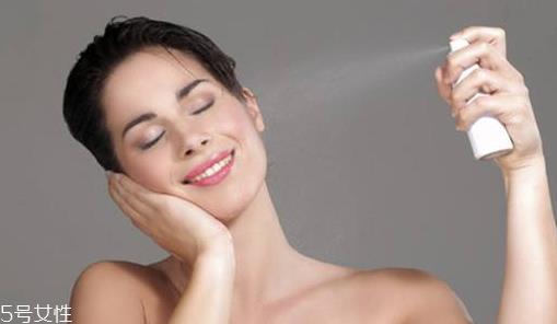 补水喷雾怎么定妆不花妆?补水喷雾的隐藏功能介绍 补水喷雾怎么定妆不花妆?补水喷雾的隐藏功能介绍