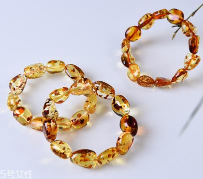 琥珀手链的功效与作用 原来有这么多好处 琥珀手链的功效与作用 原来有这么多好处