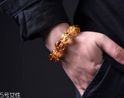 琥珀手链的功效与作用 原来有这么多好处 琥珀手链的功效与作用 原来有这么多好处