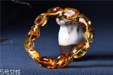 琥珀手链的功效与作用 原来有这么多好处 琥珀手链的功效与作用 原来有这么多好处