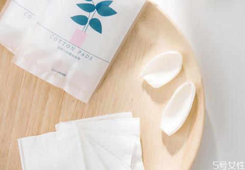 可以用化妆棉涂面霜吗 化妆棉怎么使用效果最好 可以用化妆棉涂面霜吗 化妆棉怎么使用效果最好