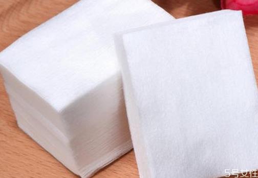 可以用化妆棉涂面霜吗 化妆棉怎么使用效果最好 可以用化妆棉涂面霜吗 化妆棉怎么使用效果最好