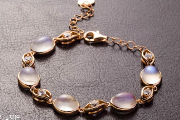 月光石适合什么星座 六月生辰守护石 月光石适合什么星座 六月生辰守护石