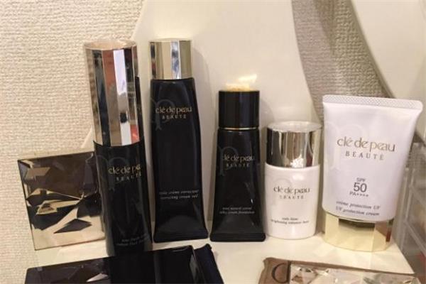 cpb钻光粉底液适合干皮吗 cpb钻光粉底液保质期 cpb钻光粉底液适合干皮吗 cpb钻光粉底液保质期