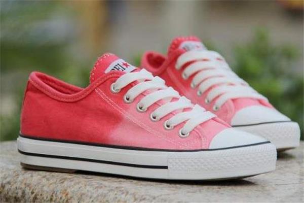 帆布鞋和运动鞋的区别 材质功能都不同 帆布鞋和运动鞋的区别 材质功能都不同