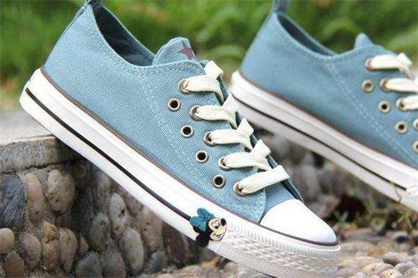 帆布鞋和运动鞋的区别 材质功能都不同 帆布鞋和运动鞋的区别 材质功能都不同
