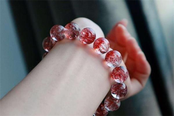 怎么看草莓晶真假 草莓晶手链真假辨别 怎么看草莓晶真假 草莓晶手链真假辨别