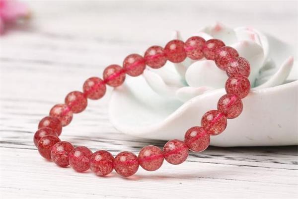 怎么看草莓晶真假 草莓晶手链真假辨别 怎么看草莓晶真假 草莓晶手链真假辨别