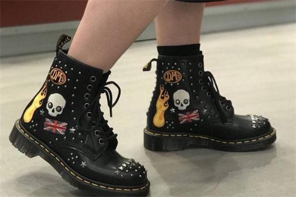 马丁靴漆皮好还是哑光好 马丁靴漆皮和哑光的区别 马丁靴漆皮好还是哑光好 马丁靴漆皮和哑光的区别