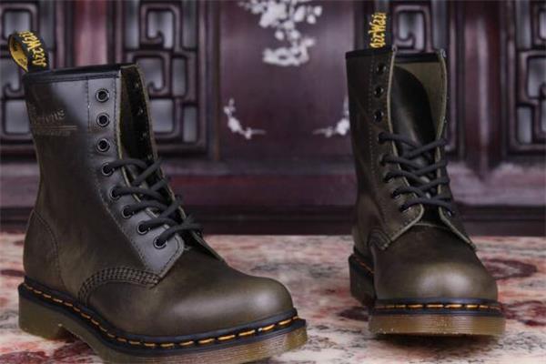 马丁靴漆皮好还是哑光好 马丁靴漆皮和哑光的区别 马丁靴漆皮好还是哑光好 马丁靴漆皮和哑光的区别