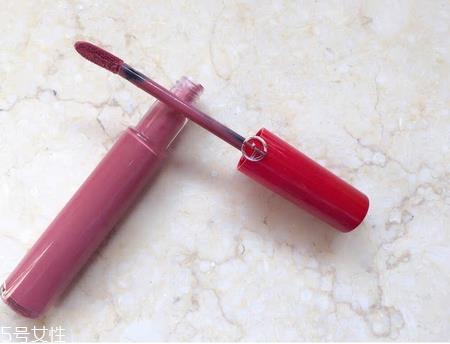 阿玛尼红管501唇釉好看吗 阿玛尼红管501试色 阿玛尼红管501唇釉好看吗 阿玛尼红管501试色