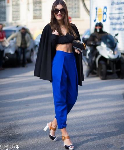 露脐上衣配什么裤子？春夏美出新高度