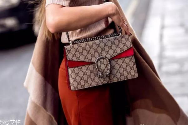 gucci酒神包怎么打开 虎头有玄机 gucci酒神包怎么打开 虎头有玄机