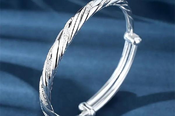 银手镯多久保养一次 银手镯保养麻烦吗