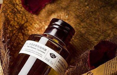 玫瑰纯露可以当爽肤水用吗 玫瑰纯露和爽肤水哪个好 玫瑰纯露可以当爽肤水用吗 玫瑰纯露和爽肤水哪个好