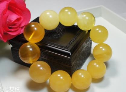 蜜蜡手串戴哪只手?蜜蜡手串佩戴讲究 蜜蜡手串戴哪只手?蜜蜡手串佩戴讲究