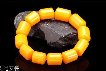 蜜蜡手串戴哪只手?蜜蜡手串佩戴讲究 蜜蜡手串戴哪只手?蜜蜡手串佩戴讲究