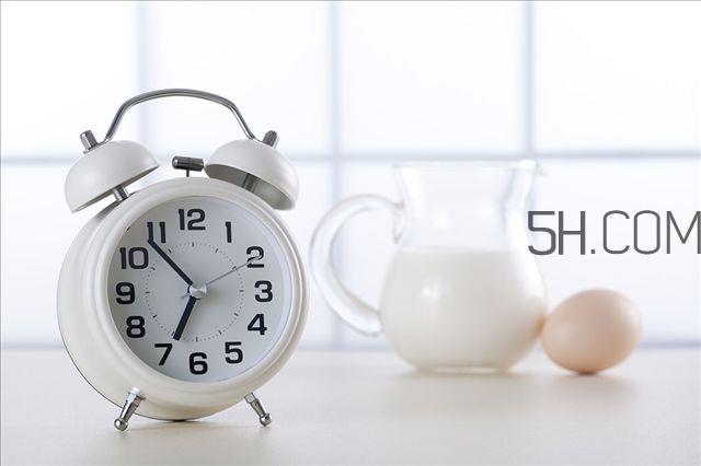 牛奶洗脸对皮肤好吗 早晚用牛奶洗脸好吗 牛奶洗脸对皮肤好吗 早晚用牛奶洗脸好吗