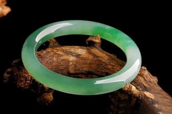 翡翠手镯怎么选才是最好的 翡翠手镯怎么看品质 翡翠手镯怎么选才是最好的 翡翠手镯怎么看品质