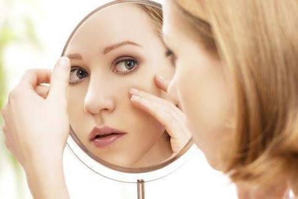 黑眼圈是天生的吗 黑眼圈会自己消失吗 黑眼圈是天生的吗 黑眼圈会自己消失吗