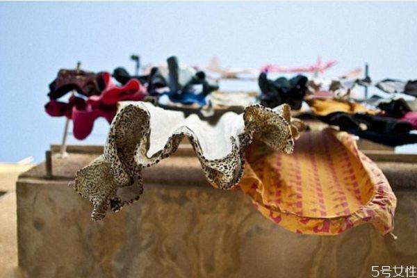 t恤怎么晾晒肩部不变形 t恤晾晒肩部不变形的方法 t恤怎么晾晒肩部不变形 t恤晾晒肩部不变形的方法