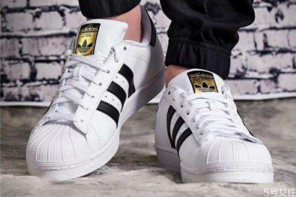 贝壳头发黄应怎么去除 贝壳头鞋子的清洗方法 贝壳头发黄应怎么去除 贝壳头鞋子的清洗方法