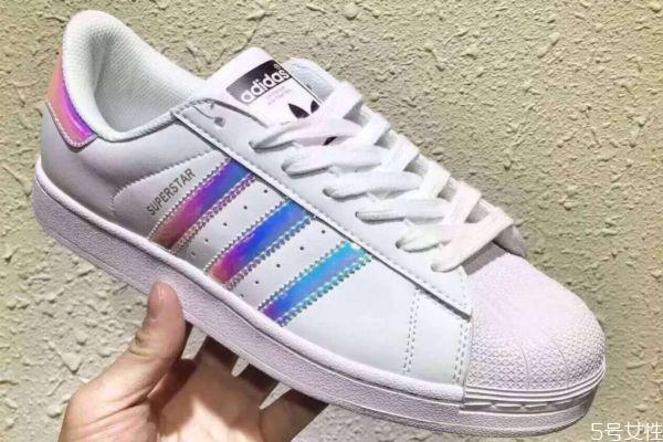 贝壳头发黄应怎么去除 贝壳头鞋子的清洗方法 贝壳头发黄应怎么去除 贝壳头鞋子的清洗方法