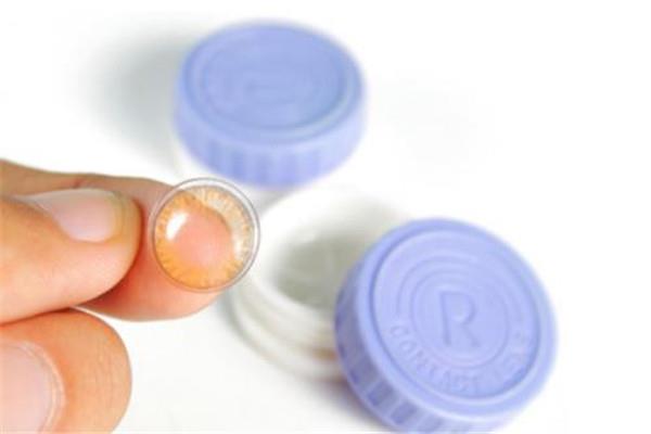 美瞳可以用眼药水泡吗 美瞳用眼药水泡好吗 美瞳可以用眼药水泡吗 美瞳用眼药水泡好吗