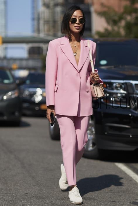 西装配运动鞋好看吗?西装配运动鞋怎么穿? 西装配运动鞋好看吗?西装配运动鞋怎么穿?