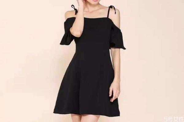 黑色吊带裙怎么搭配外套 黑色吊带裙的搭配方法 黑色吊带裙怎么搭配外套 黑色吊带裙的搭配方法