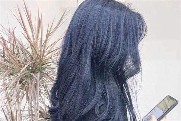 蓝黑色头发需要漂吗 蓝黑色头发不漂可以染吗 蓝黑色头发需要漂吗 蓝黑色头发不漂可以染吗