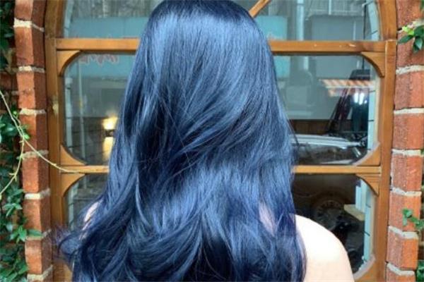 蓝黑色头发需要漂吗 蓝黑色头发不漂可以染吗 蓝黑色头发需要漂吗 蓝黑色头发不漂可以染吗