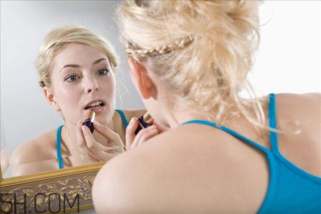 涂口红前要涂粉饼打底 涂口红用粉饼打底的好处 涂口红前要涂粉饼打底 涂口红用粉饼打底的好处