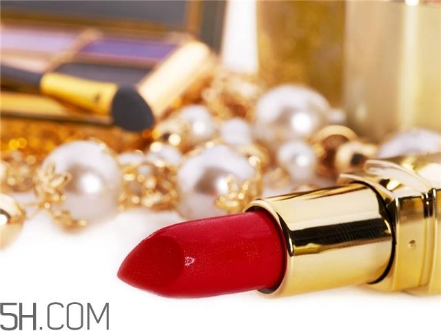 涂口红前要涂粉饼打底 涂口红用粉饼打底的好处 涂口红前要涂粉饼打底 涂口红用粉饼打底的好处