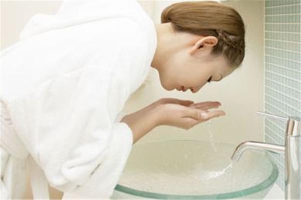 夏季能脱发际线吗 夏季怎么脱发际线 夏季能脱发际线吗 夏季怎么脱发际线