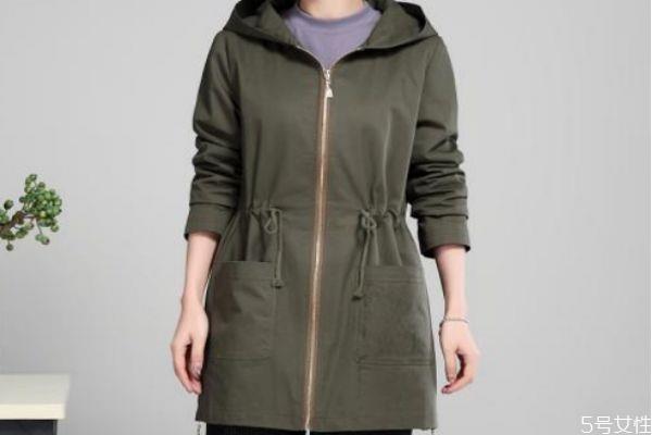 风衣可以怎么搭配裤子 风衣的搭配方法有什么 风衣可以怎么搭配裤子 风衣的搭配方法有什么