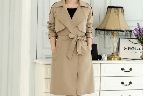 风衣可以怎么搭配裤子 风衣的搭配方法有什么 风衣可以怎么搭配裤子 风衣的搭配方法有什么