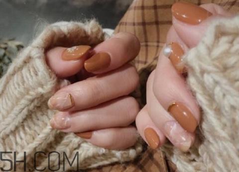 美甲后如何洗掉?秋冬焦糖色美甲图片 美甲后如何洗掉?秋冬焦糖色美甲图片