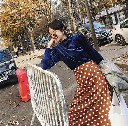 丝绒毛衣怎么搭配?优雅气质全靠它 丝绒毛衣怎么搭配?优雅气质全靠它