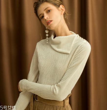 丝绒毛衣怎么搭配?优雅气质全靠它 丝绒毛衣怎么搭配?优雅气质全靠它