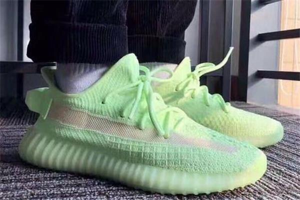 yeezy 350荧光绿开箱测评 椰子350夜光实物效果