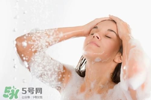 盐水洗脸对皮肤有伤害吗?盐水洗脸的功效与作用 盐水洗脸对皮肤有伤害吗?盐水洗脸的功效与作用