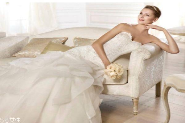 比较好的婚纱的牌子是什么呢 一组婚纱照要多少钱呢 比较好的婚纱的牌子是什么呢 一组婚纱照要多少钱呢