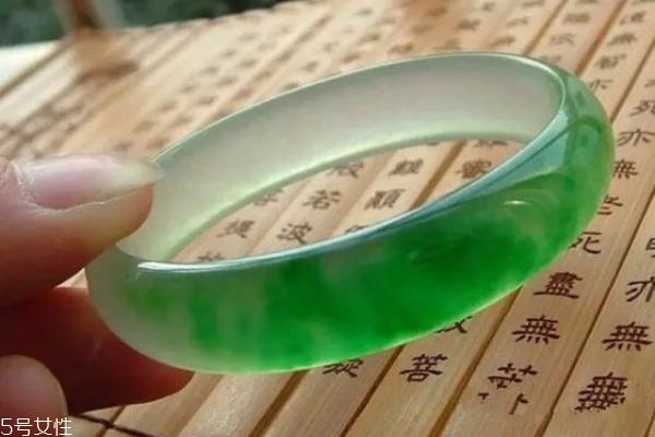 翡翠手镯可以戴右手吗 容易碰撞到 翡翠手镯可以戴右手吗 容易碰撞到