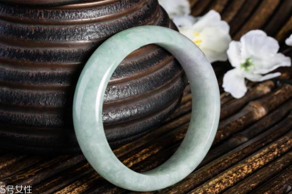 翡翠手镯可以戴右手吗 容易碰撞到 翡翠手镯可以戴右手吗 容易碰撞到