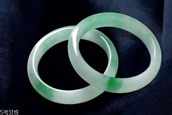 翡翠手镯可以戴右手吗 容易碰撞到 翡翠手镯可以戴右手吗 容易碰撞到